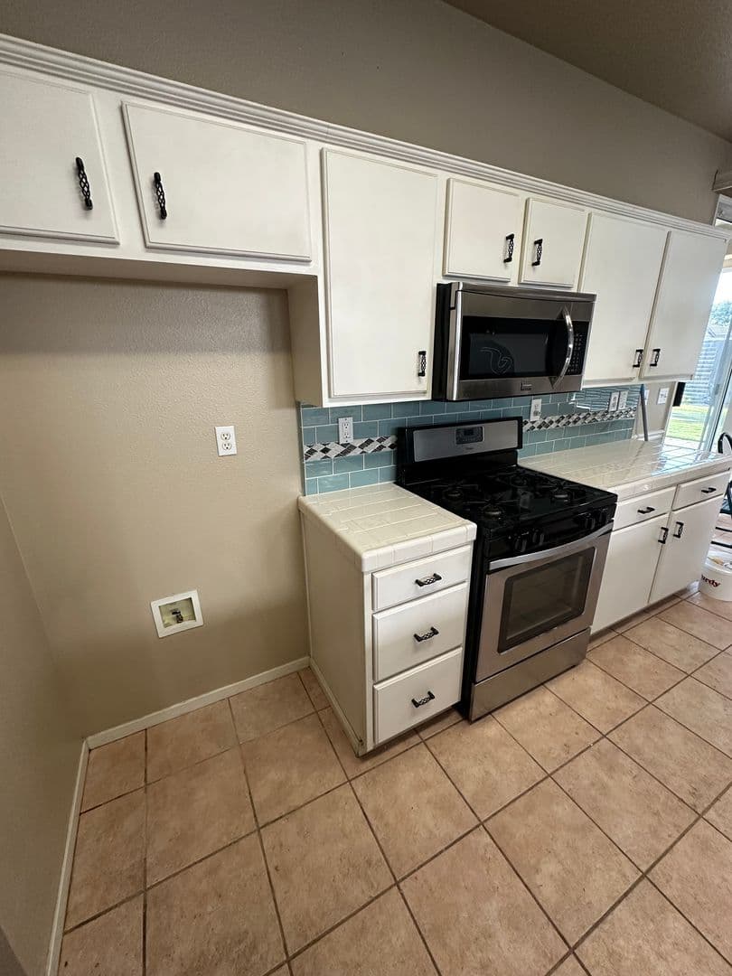 Lemoore House: 861 Woodridge Circle