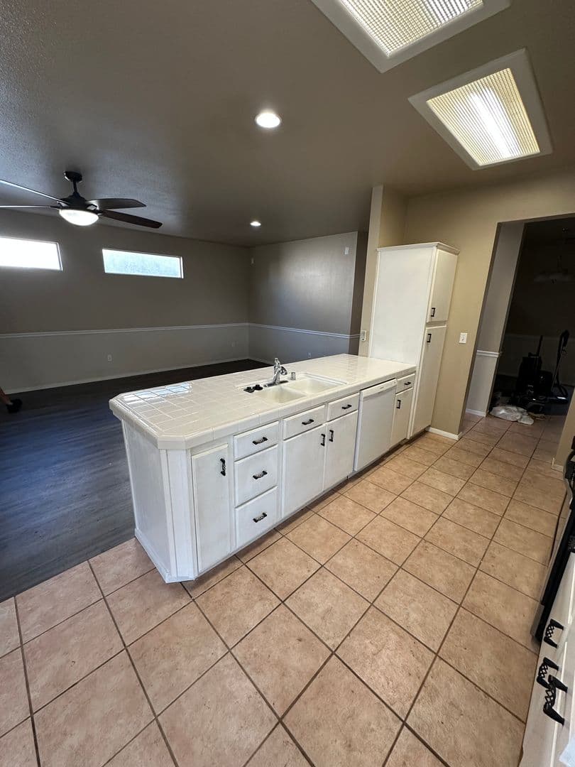 Lemoore House: 861 Woodridge Circle
