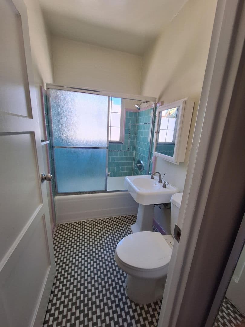 West Hollywood Apartment: 1153 N. Vista St.