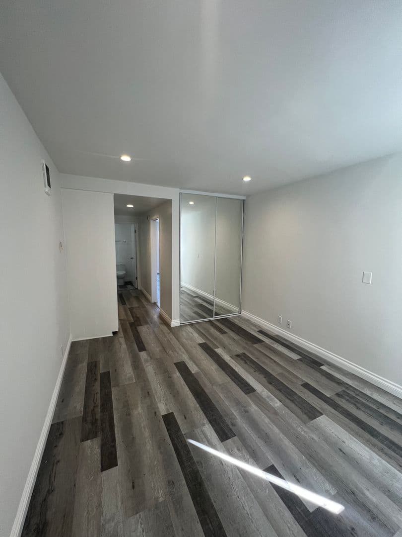 Santa Monica Apartment: 1323 14th St.