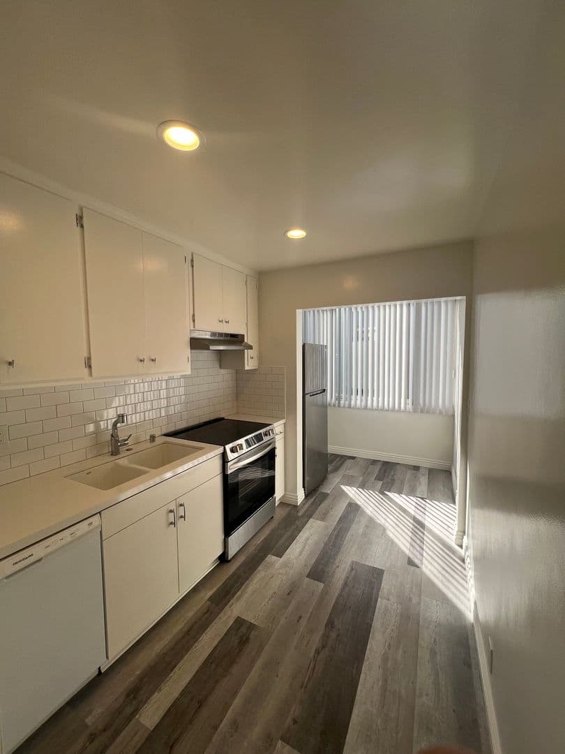 Santa Monica Apartment: 1323 14th St.
