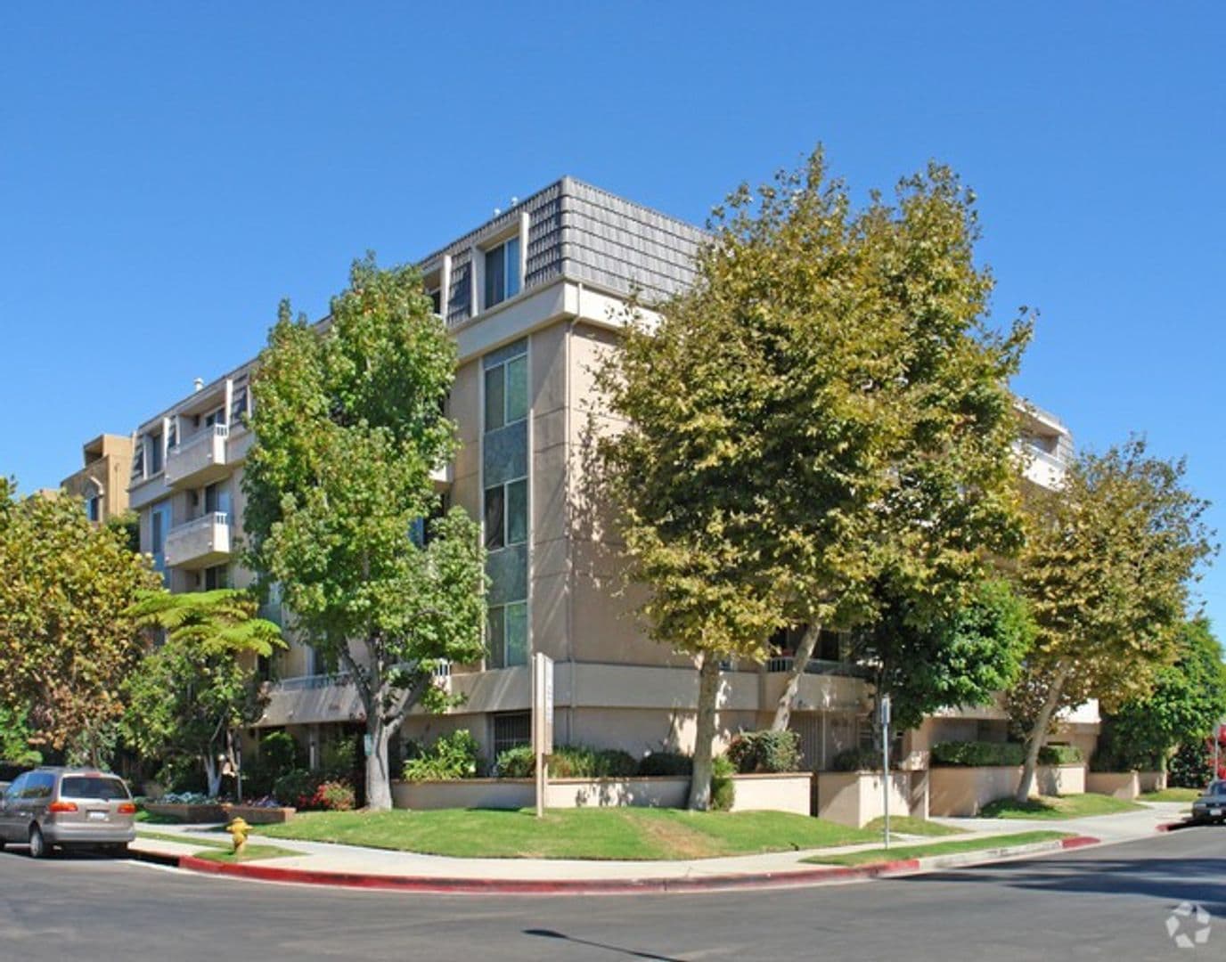 Los Angeles Apartment: 3344 castle heights ave.
