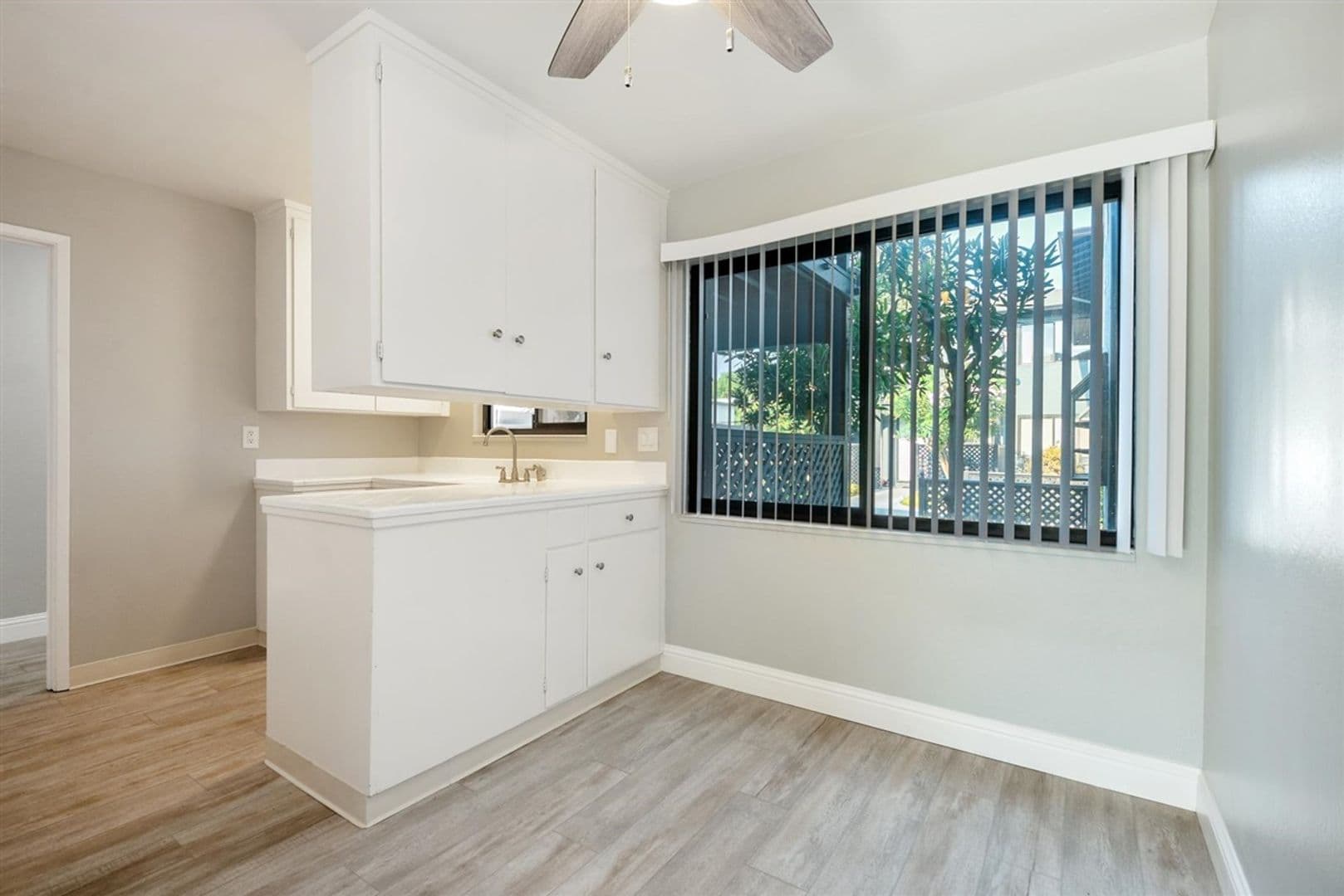 Mountain View Apartment: 1945 & 1951 Latham Street