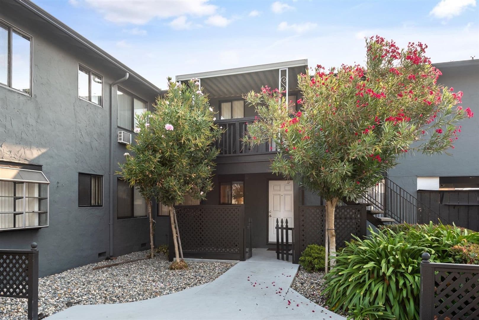 Mountain View Apartment: 1945 & 1951 Latham Street