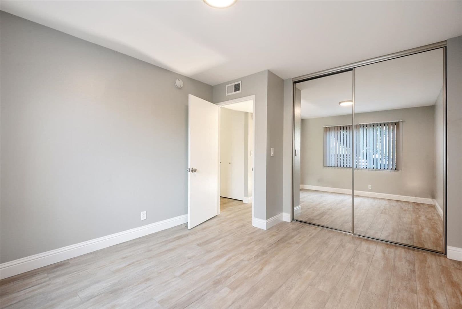 Mountain View Apartment: 1945 & 1951 Latham Street