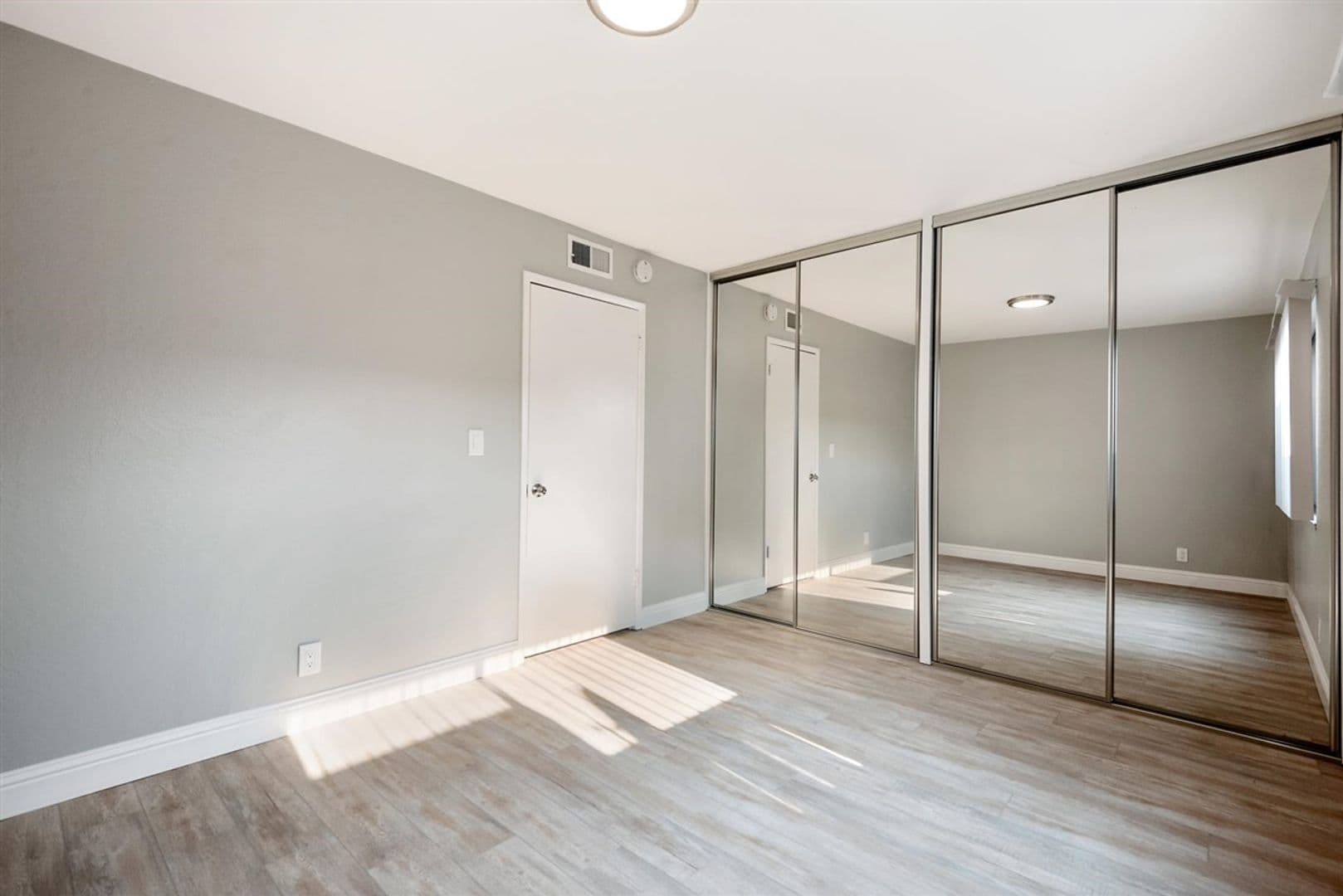 Mountain View Apartment: 1945 & 1951 Latham Street