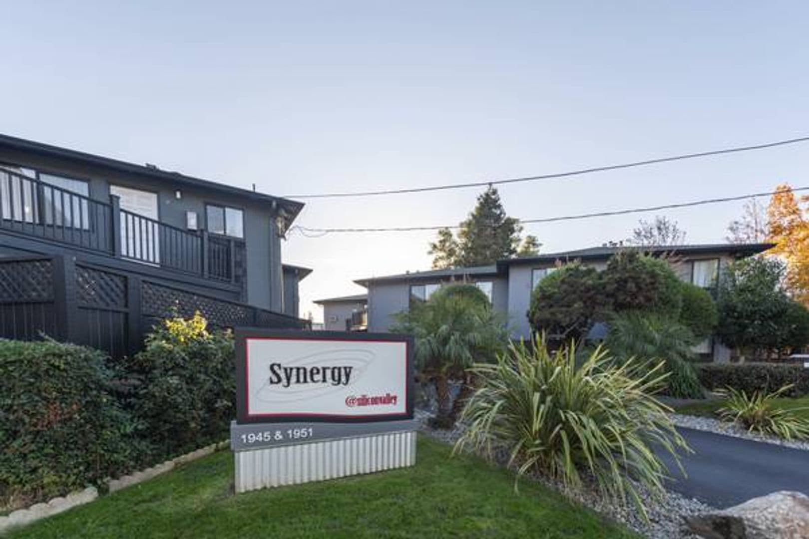 Mountain View Apartment: 1945 & 1951 Latham Street