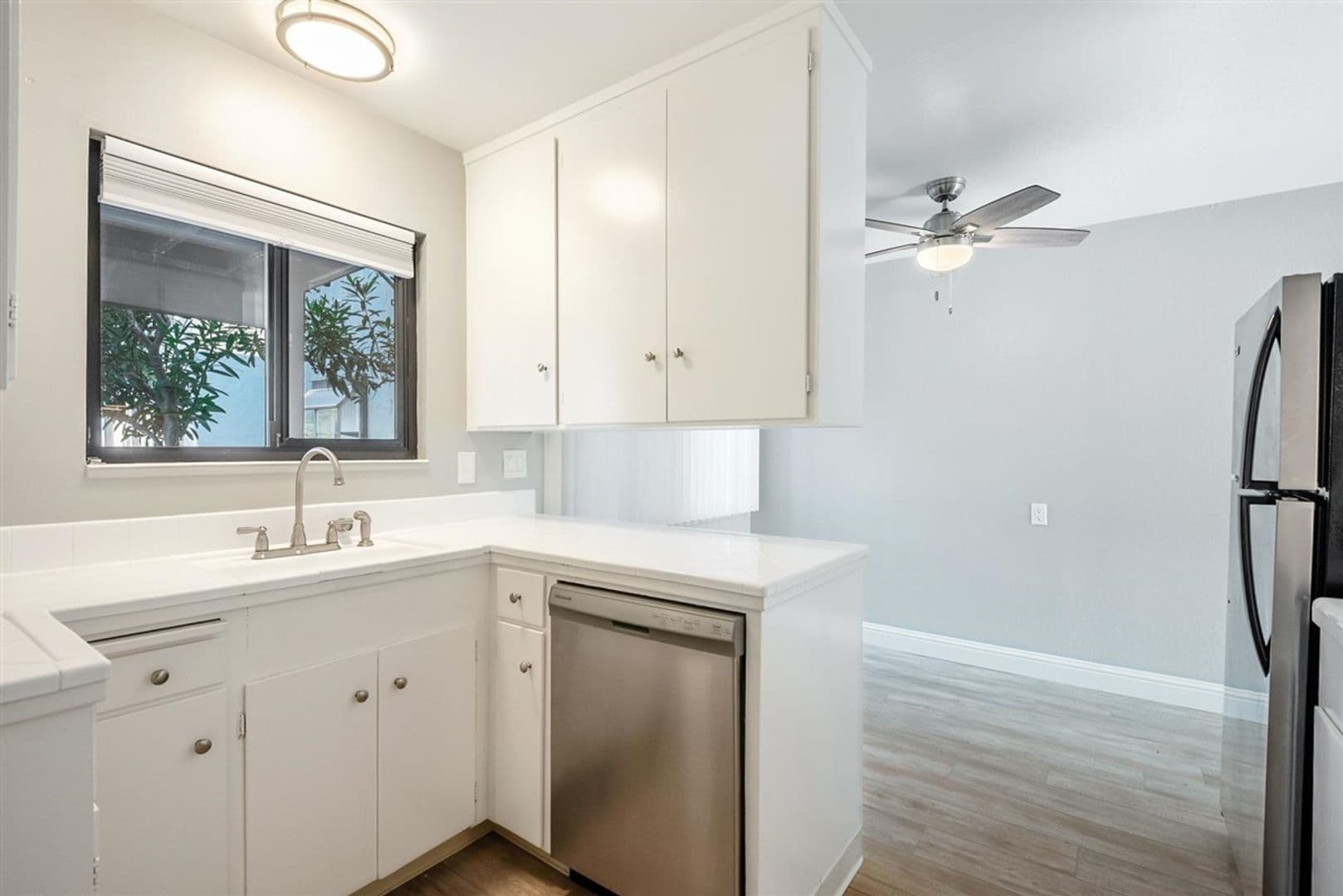 Mountain View Apartment: 1945 & 1951 Latham Street