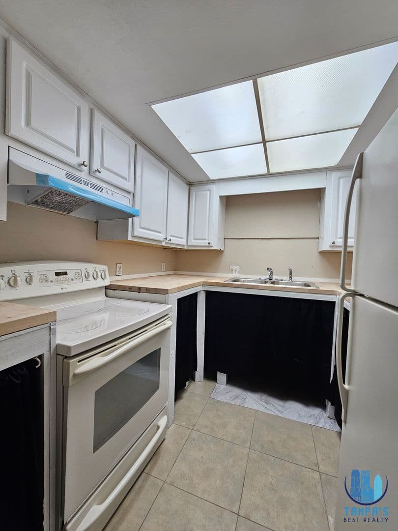 Tampa Apartment: 7602 W Powhatan Ave