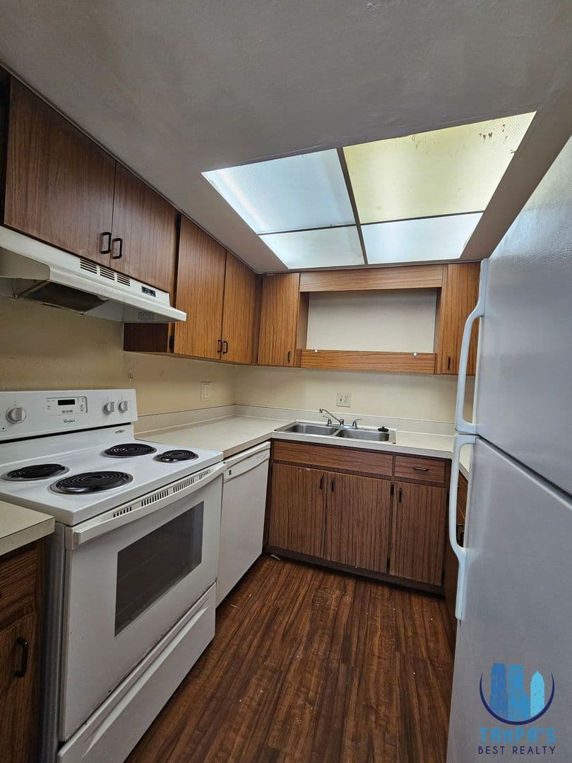 Tampa Apartment: 7602 W Powhatan Ave