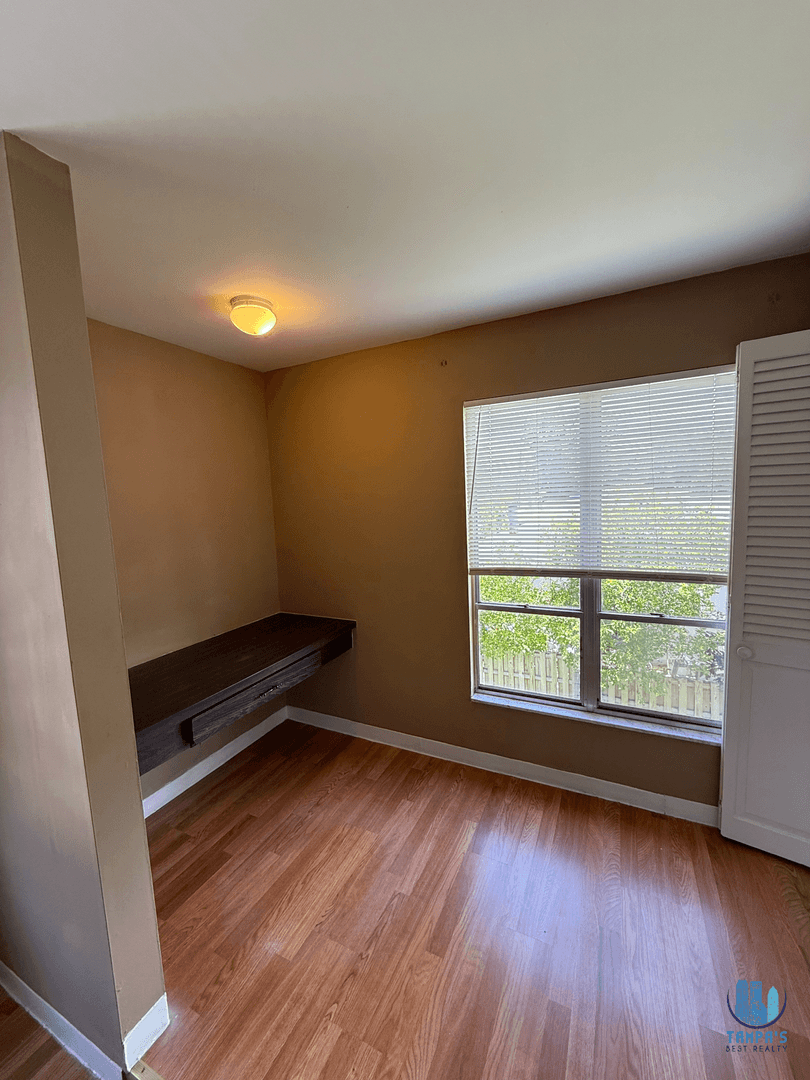 Tampa Apartment: 7610 W Powhatan Ave