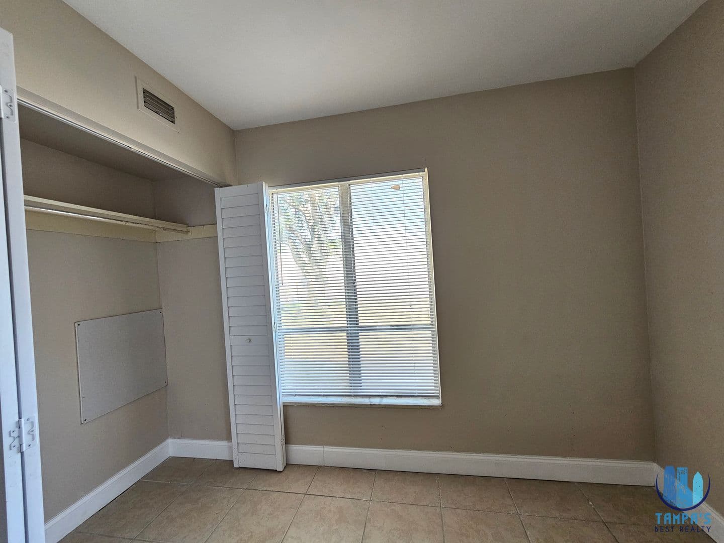 Tampa Apartment: 7602 W Powhatan Ave
