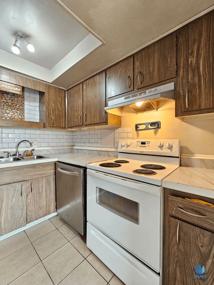 Tampa Apartment: 7610 W Powhatan Ave