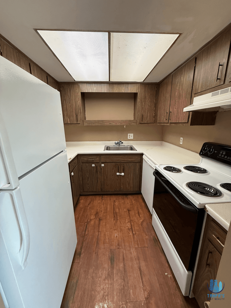 Tampa Apartment: 7610 W Powhatan Ave