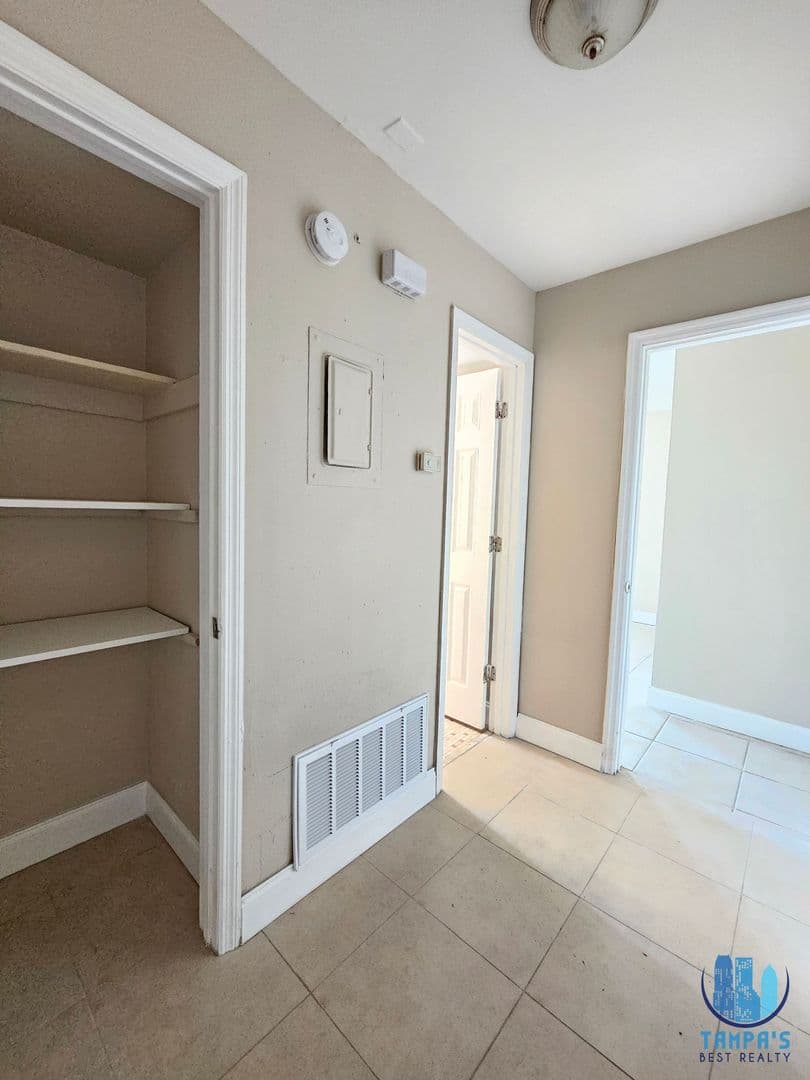 Tampa Apartment: 7602 W Powhatan Ave