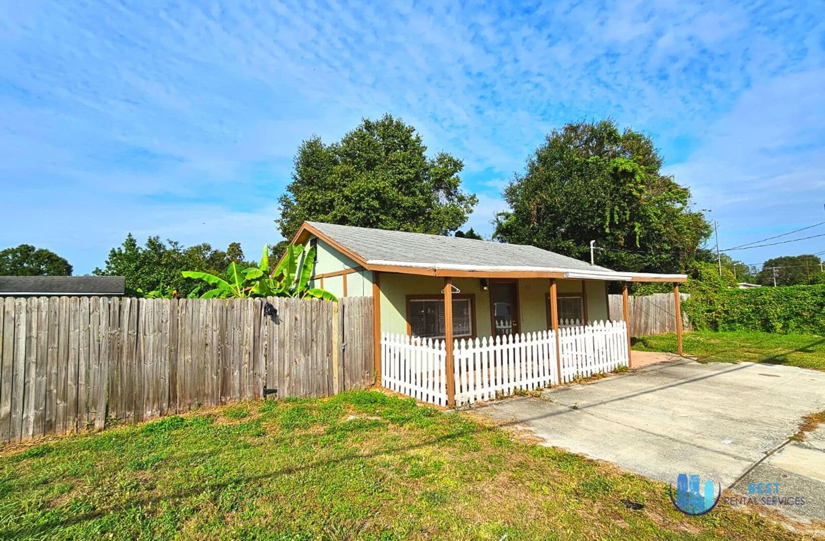 Lakeland House: 832 N Combee Rd