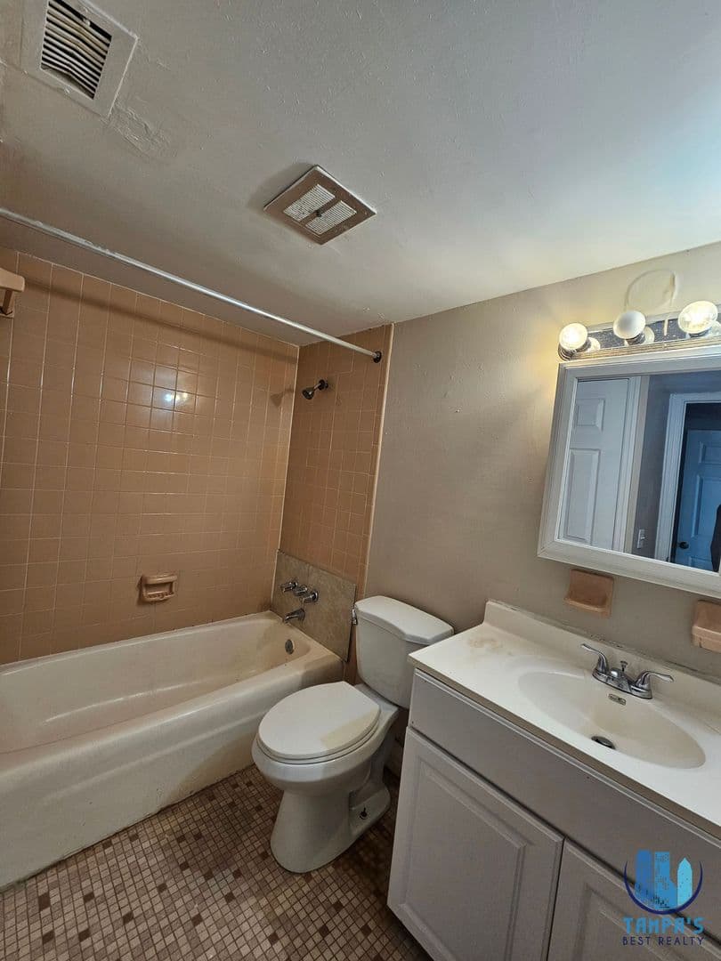 Tampa Apartment: 7602 W Powhatan Ave