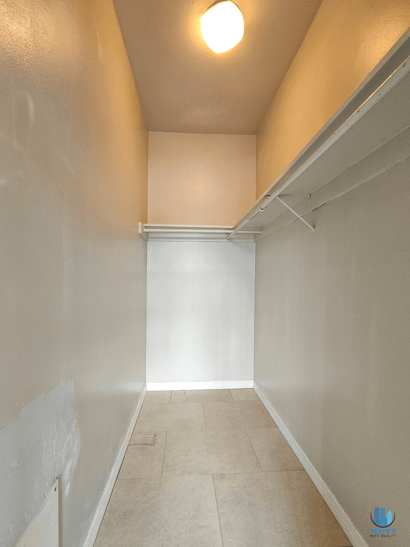 Tampa Apartment: 7610 W Powhatan Ave