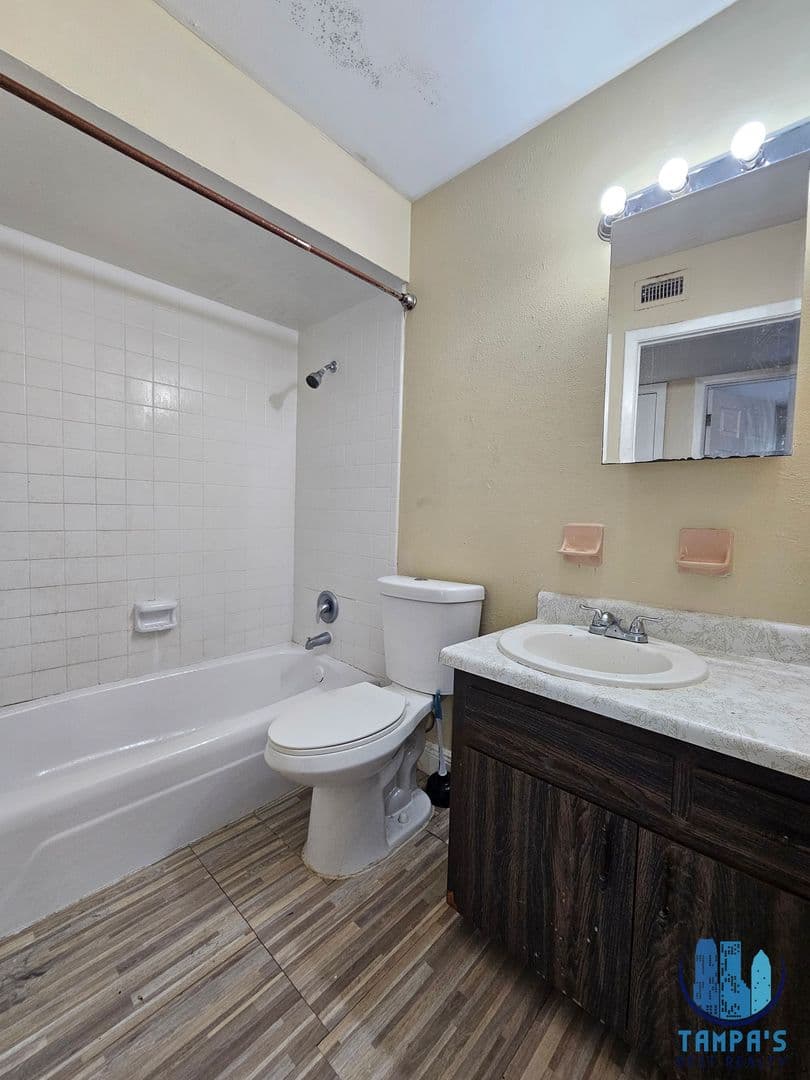 Tampa Apartment: 7602 W Powhatan Ave