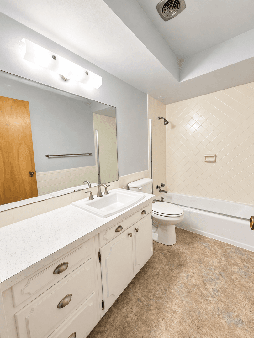 Moline Apartment: 1718 9th Ave