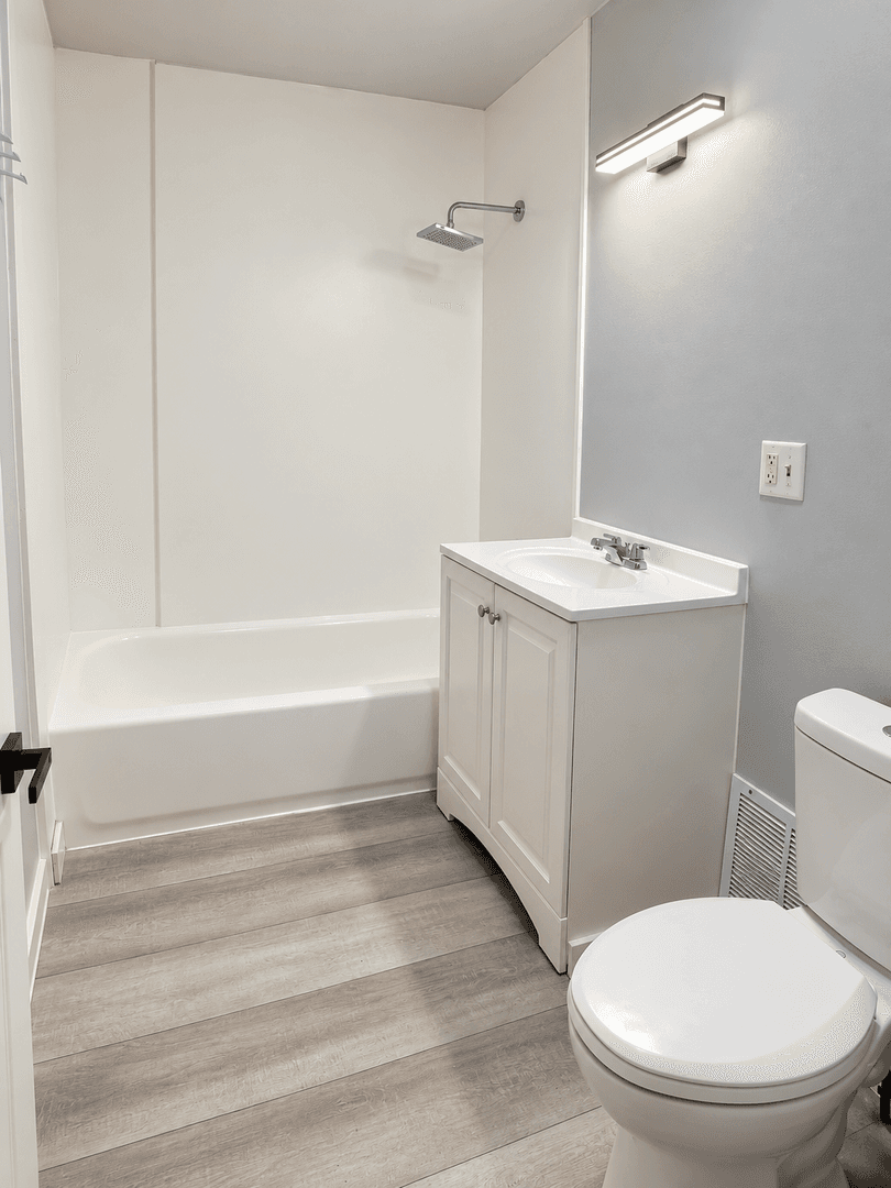 Moline Apartment: 1223 - 1223 1/2 14th Street