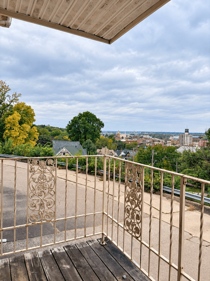 Moline Apartment: 1718 9th Ave