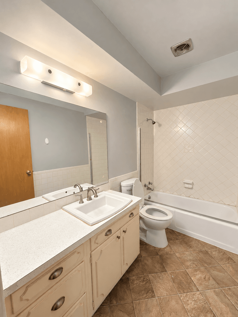 Moline Apartment: 1736 9th Ave