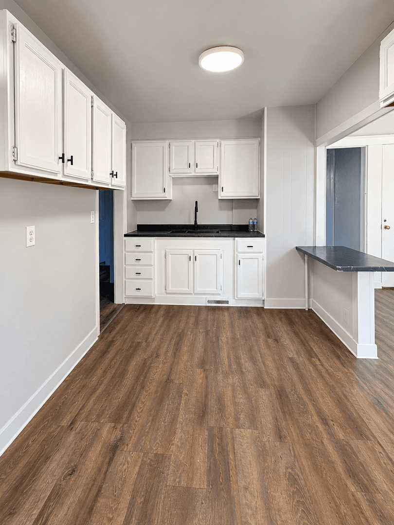 Moline Apartment: 1223 - 1223 1/2 14th Street