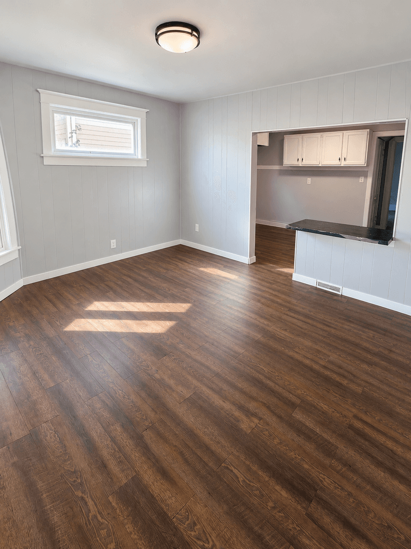 Moline Apartment: 1223 - 1223 1/2 14th Street
