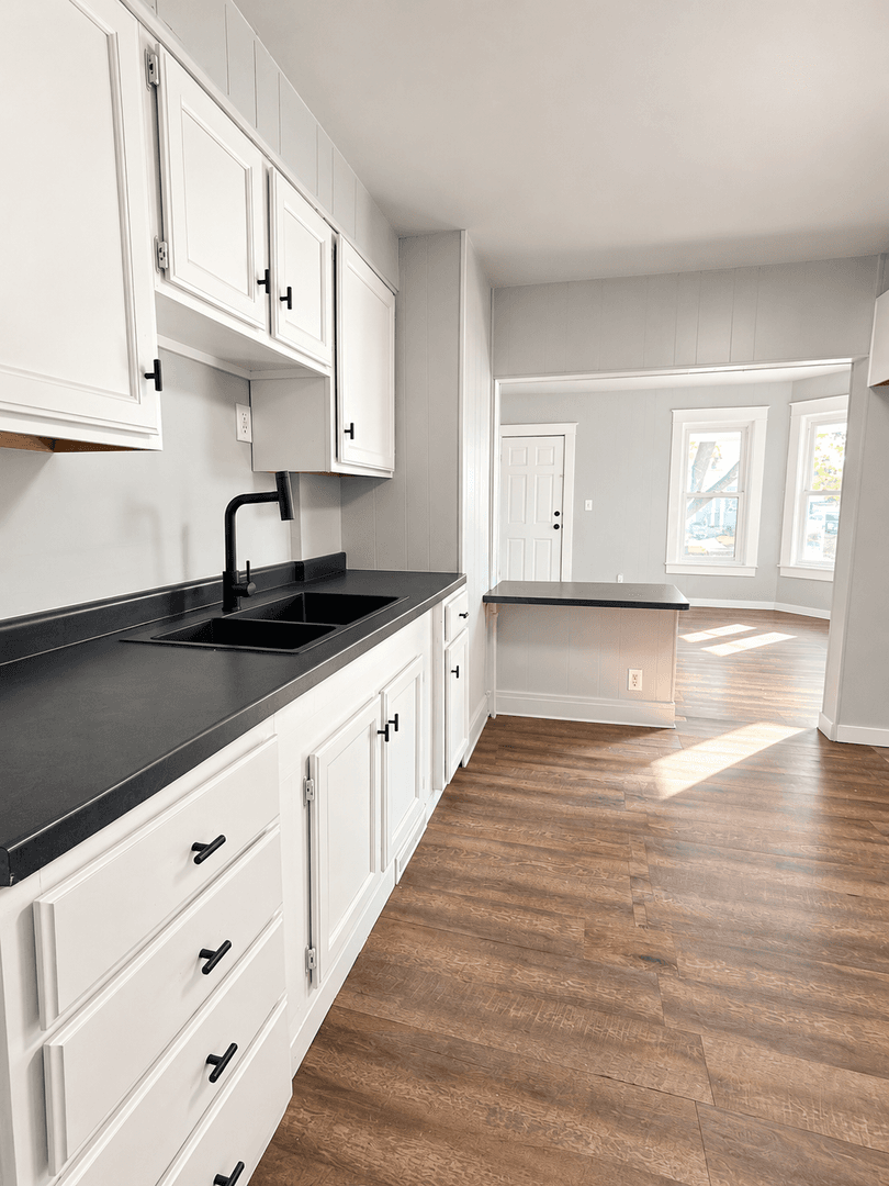 Moline Apartment: 1223 - 1223 1/2 14th Street