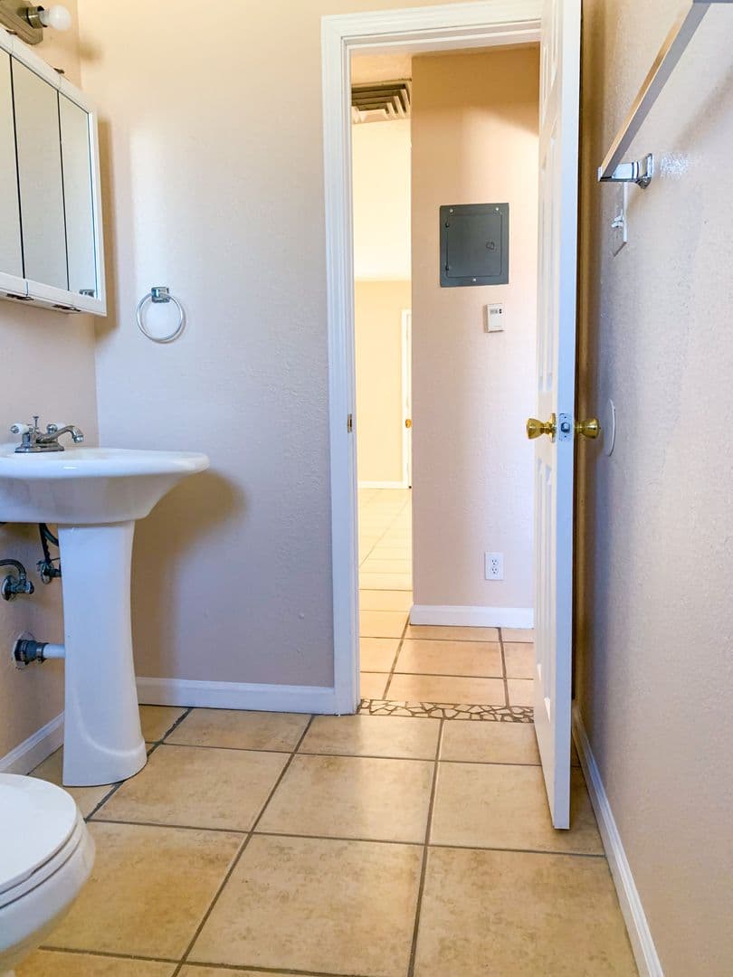 Albuquerque Apartment: 900 Valencia Dr. SE