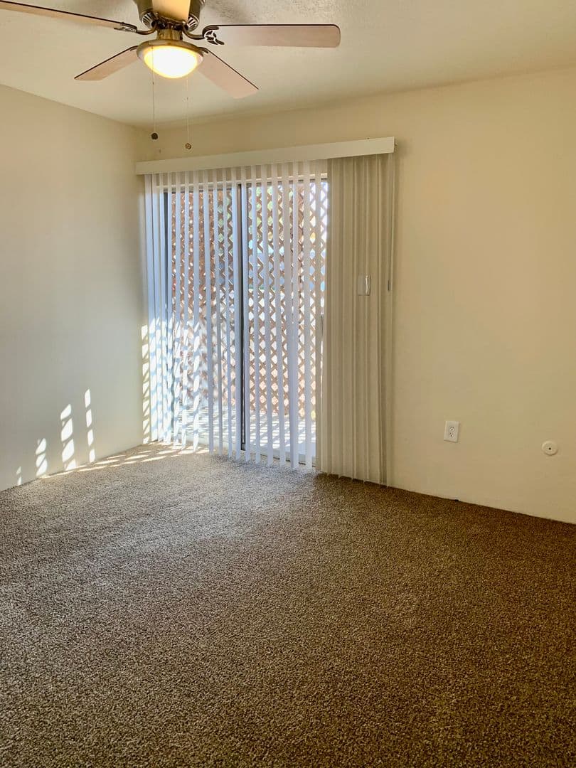 Albuquerque Apartment: 11201 Lomas Blvd NE