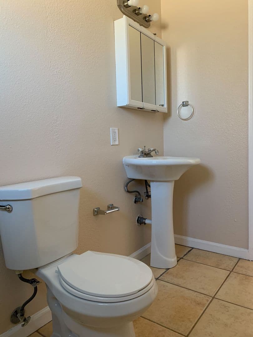 Albuquerque Apartment: 900 Valencia Dr. SE