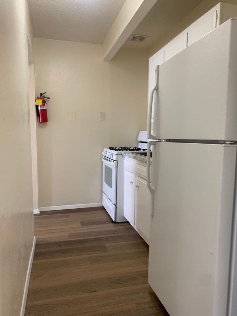 Albuquerque Apartment: 300 General Marshall St NE