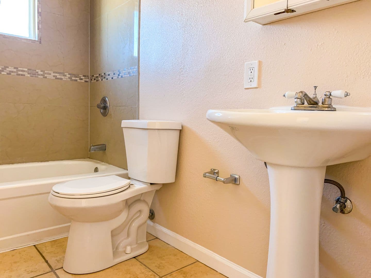 Albuquerque Apartment: 900 Valencia Dr. SE