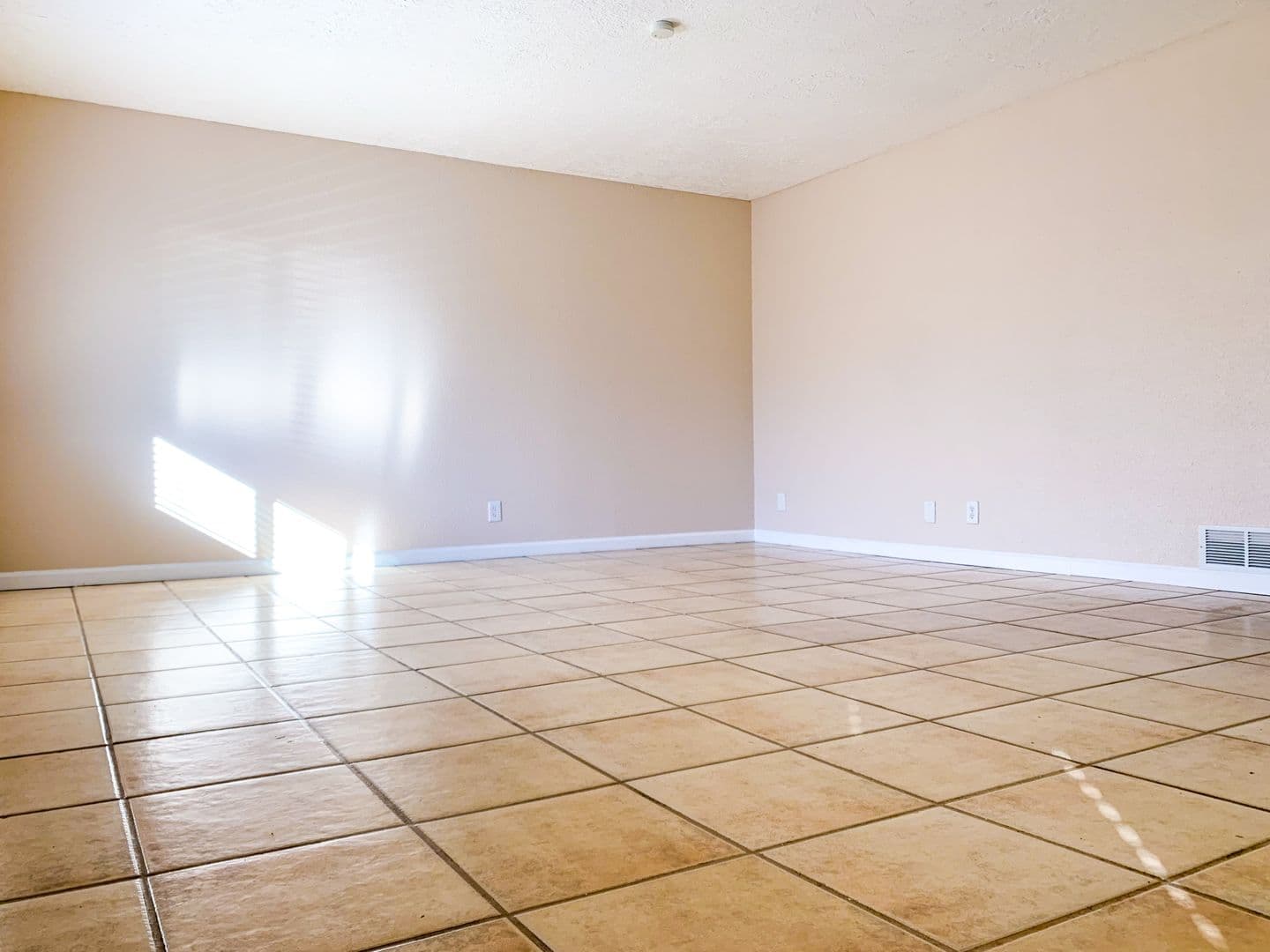Albuquerque Apartment: 900 Valencia Dr. SE