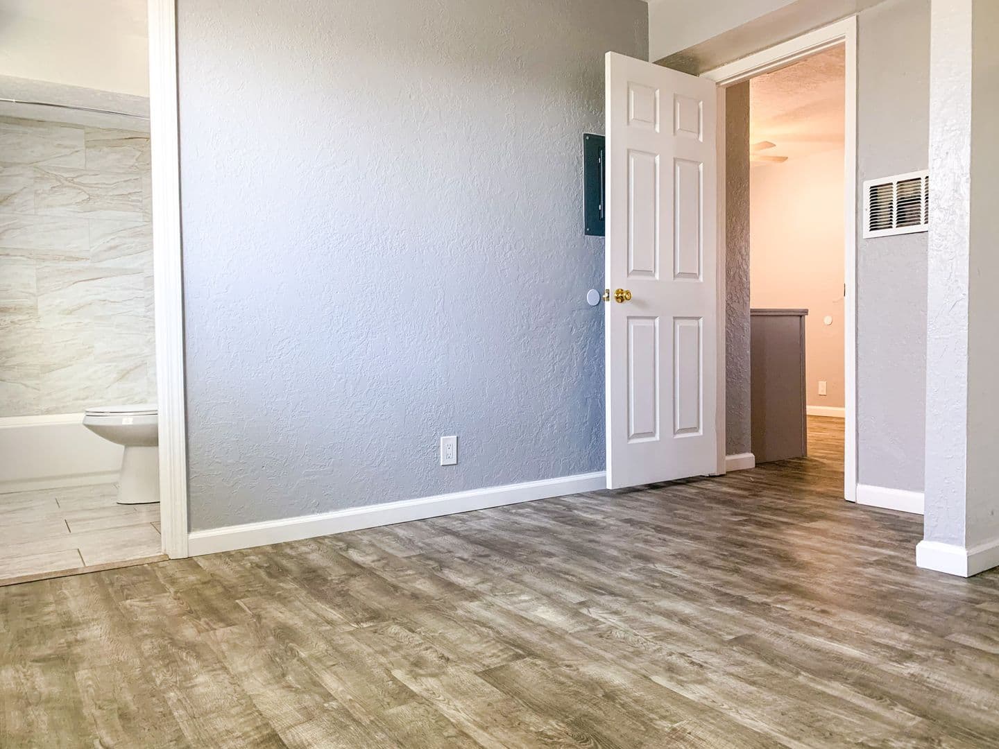 Albuquerque Apartment: 11122 Claremont & 11115 Cordova Ave NE