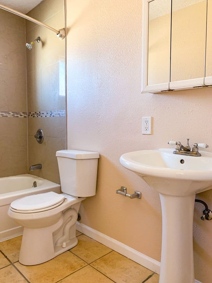 Albuquerque Apartment: 900 Valencia Dr. SE