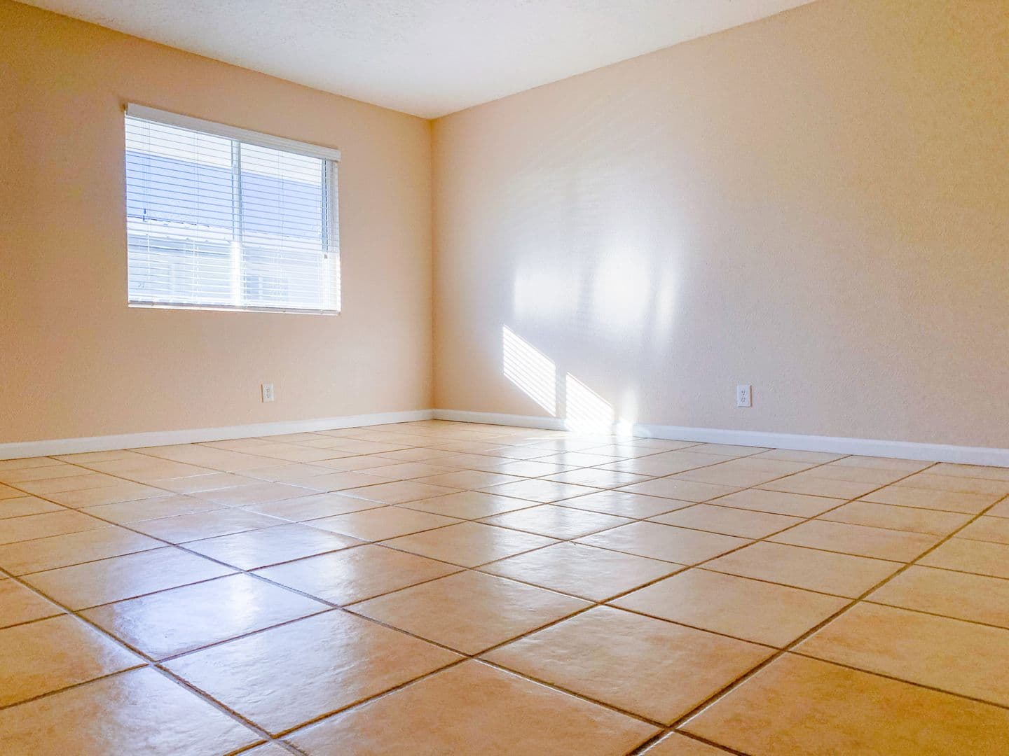 Albuquerque Apartment: 900 Valencia Dr. SE