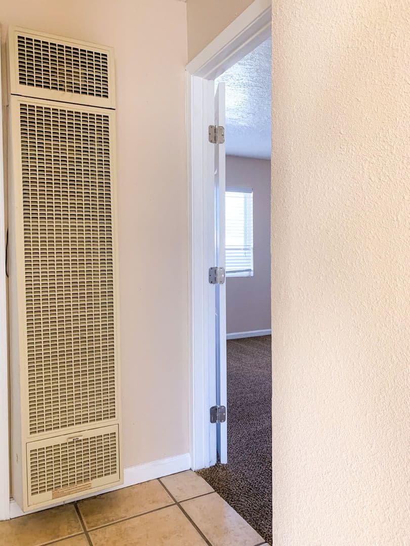 Albuquerque Apartment: 900 Valencia Dr. SE