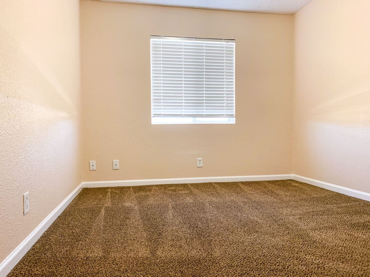Albuquerque Apartment: 900 Valencia Dr. SE