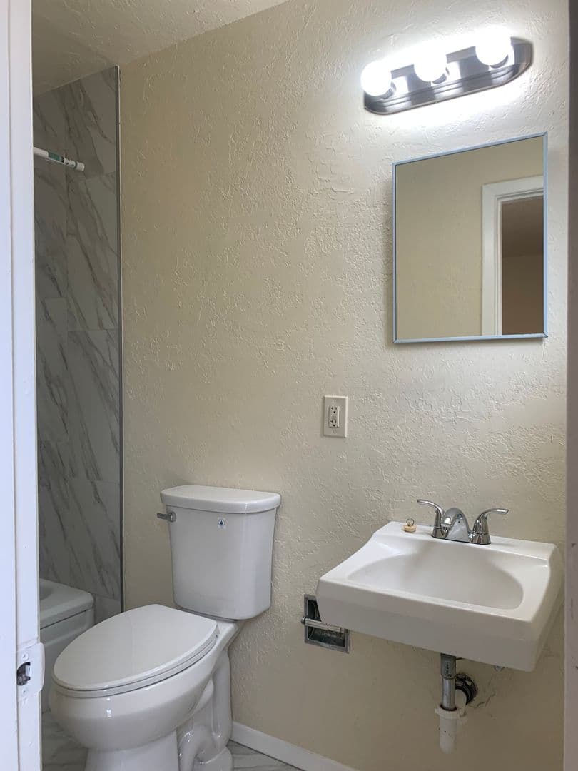 Albuquerque Apartment: 300 General Marshall St NE