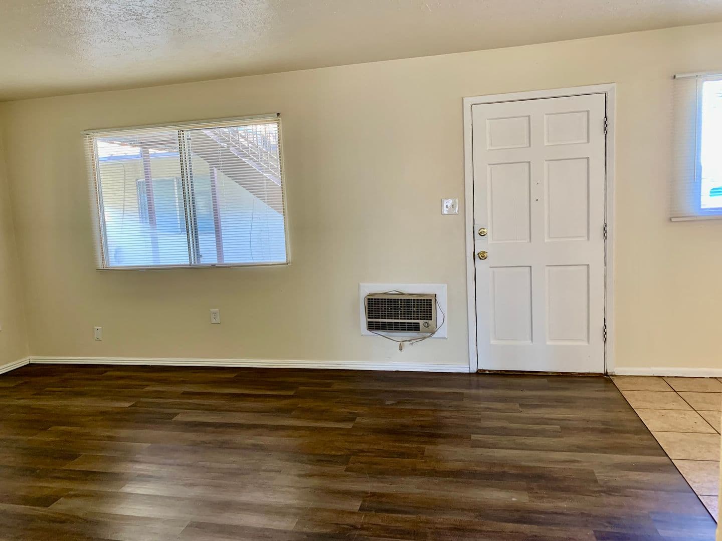 Albuquerque Apartment: 11201 Lomas Blvd NE