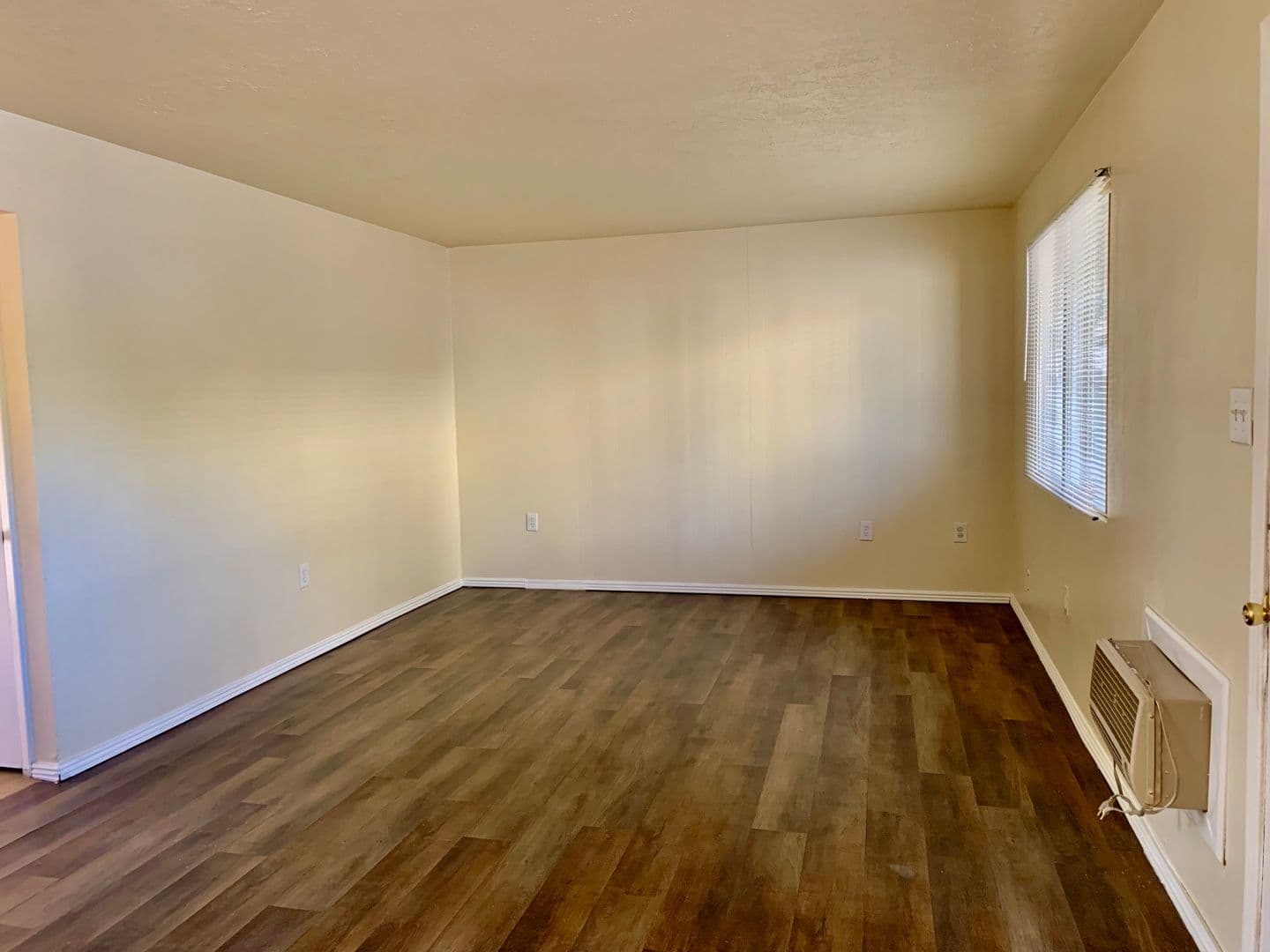 Albuquerque Apartment: 11201 Lomas Blvd NE