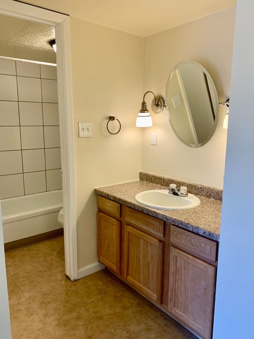 Albuquerque Apartment: 11201 Lomas Blvd NE