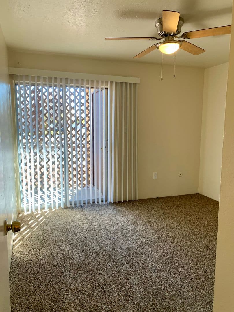 Albuquerque Apartment: 11201 Lomas Blvd NE