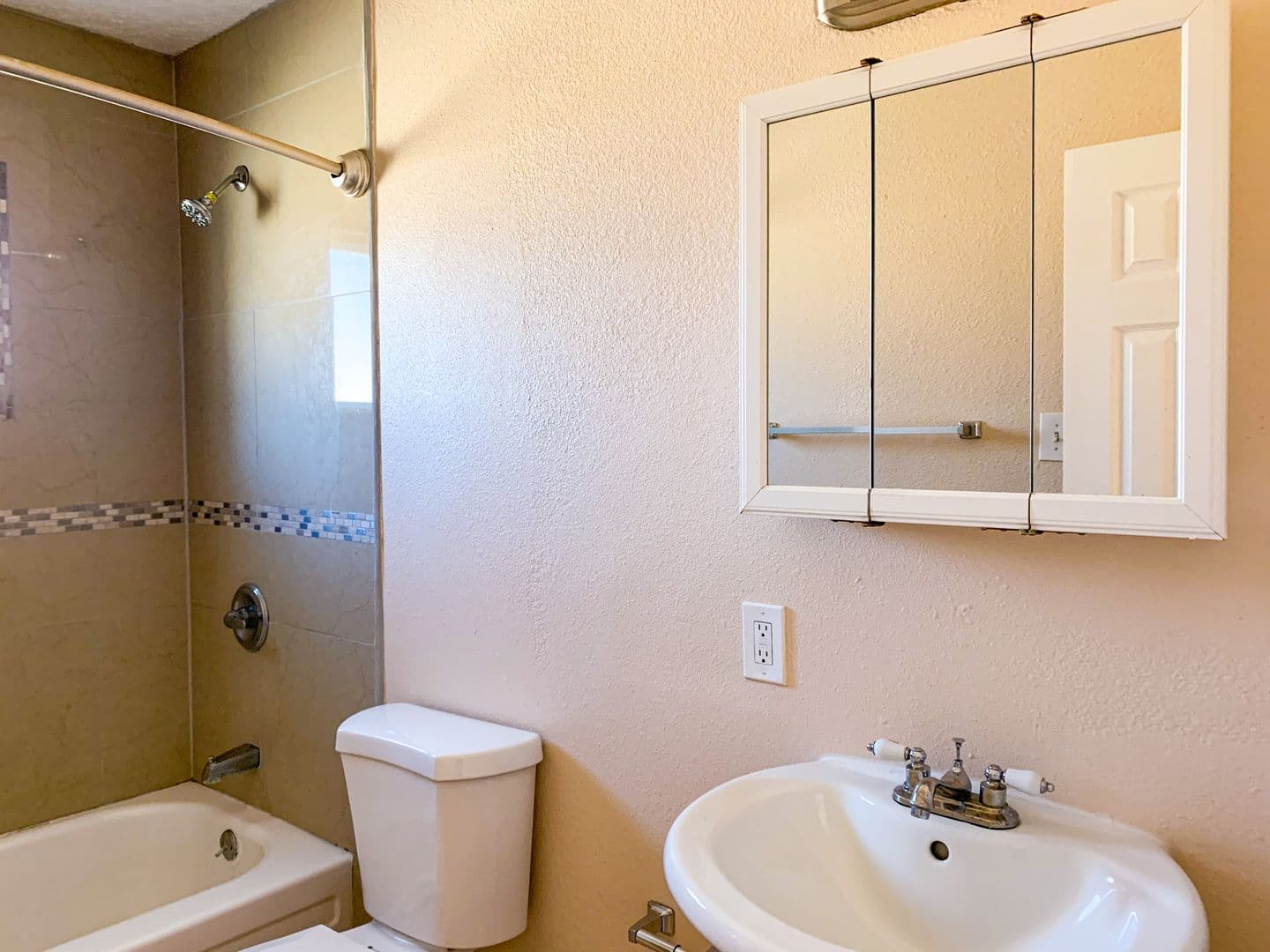 Albuquerque Apartment: 900 Valencia Dr. SE