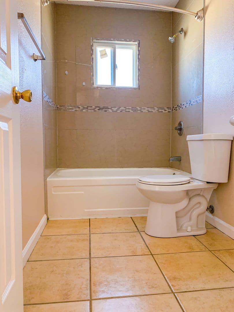 Albuquerque Apartment: 900 Valencia Dr. SE