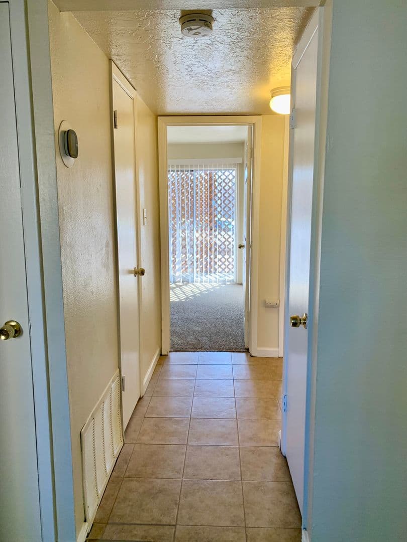 Albuquerque Apartment: 11201 Lomas Blvd NE