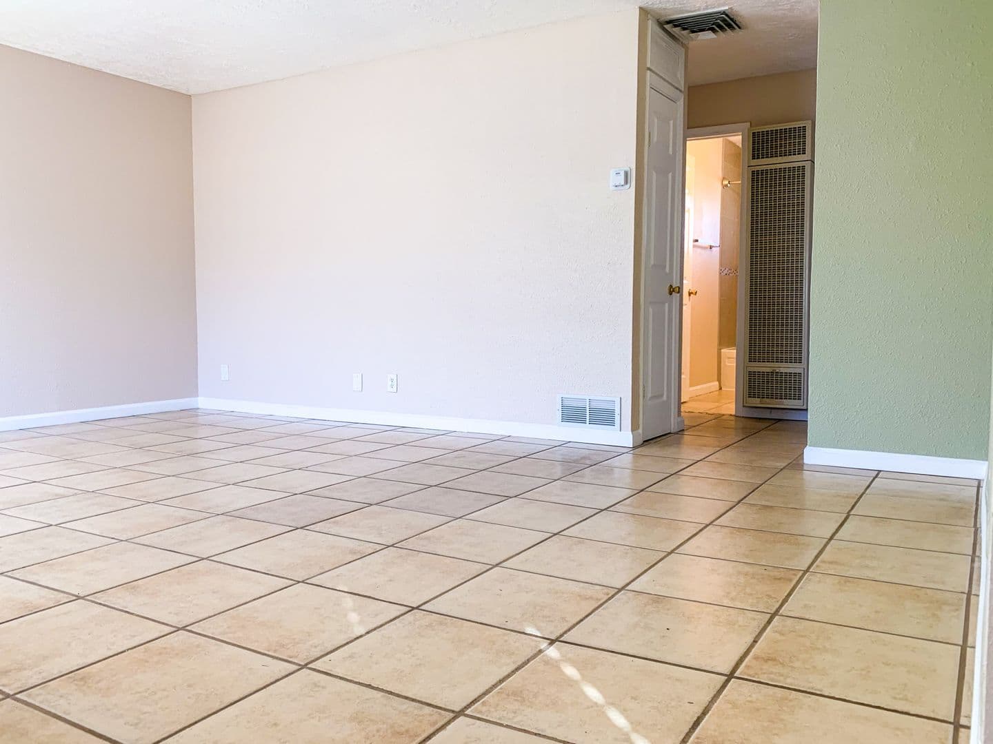 Albuquerque Apartment: 900 Valencia Dr. SE